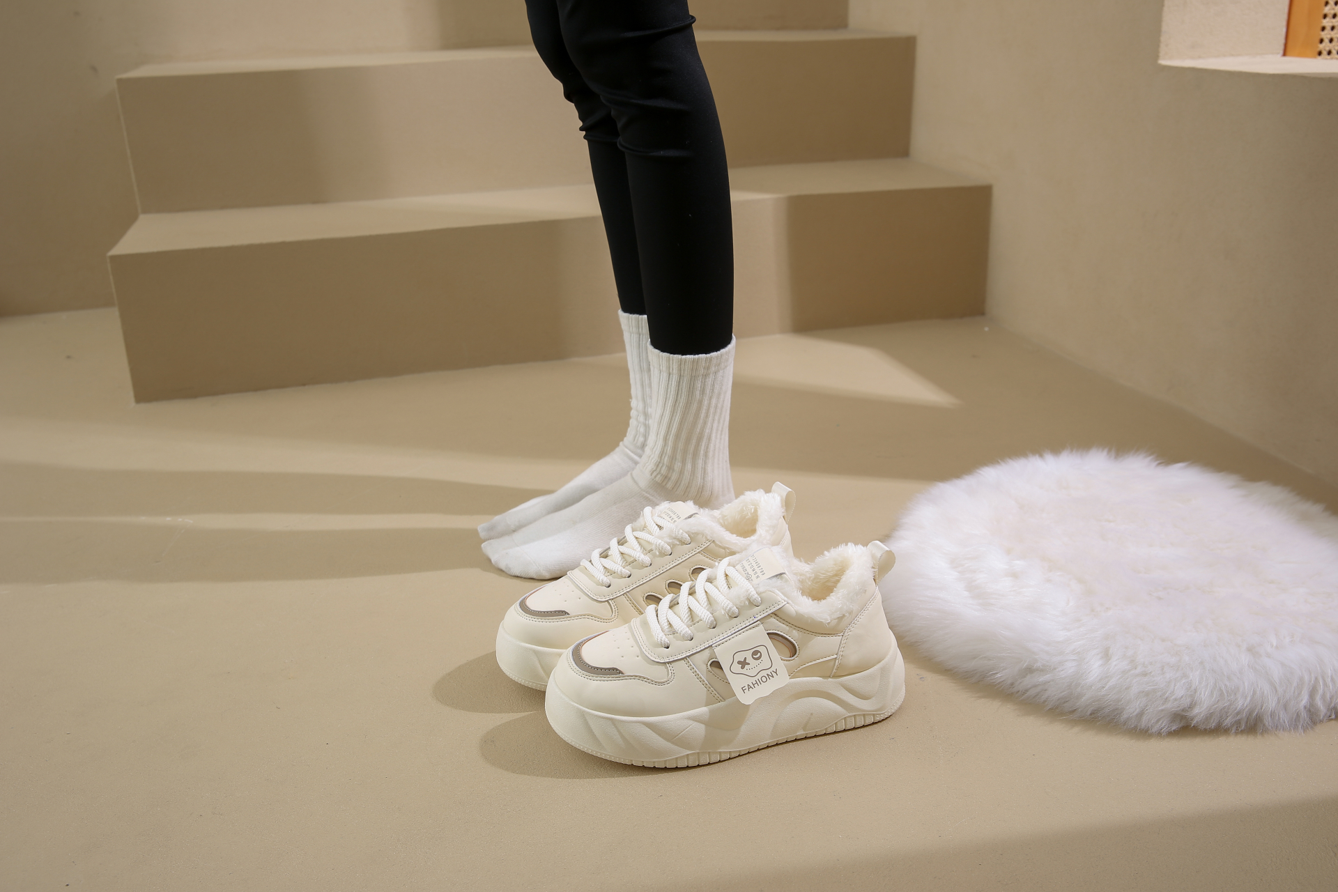 Special promotion for women's sports shoes with comfortable interior anti slip and wear-resistant properties
