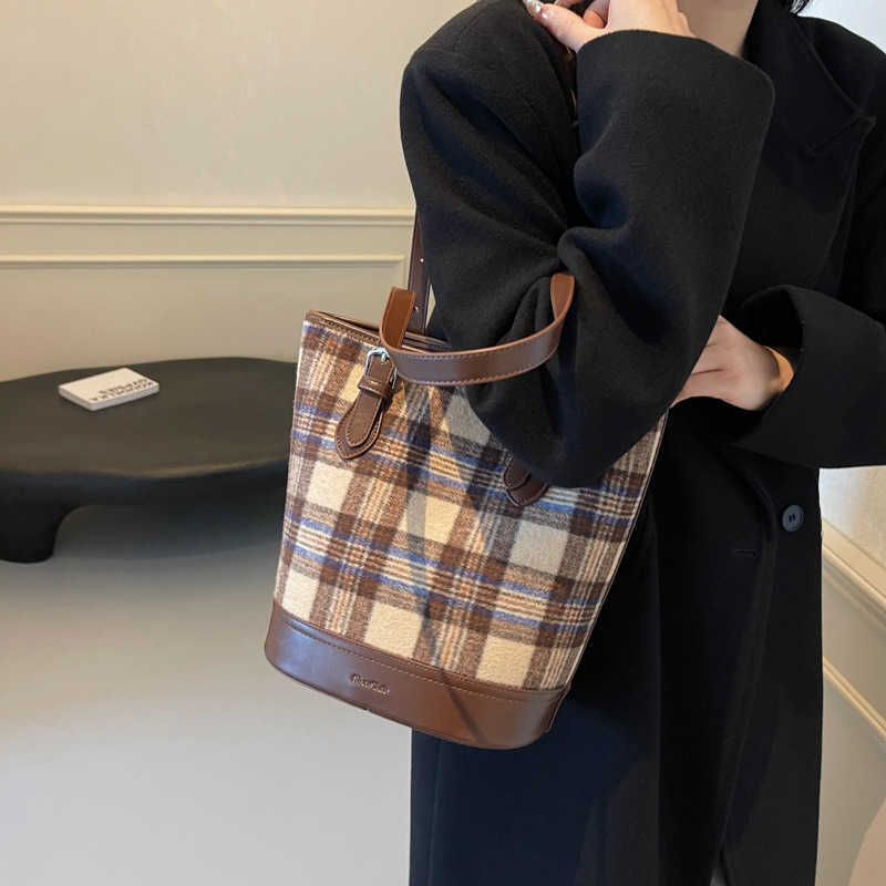 Autumn/Winter Bag Women Fashionable Woolen Checkered Bucket Bag Large Capacity Commuter Single Shoulder Underarm Bag 241015