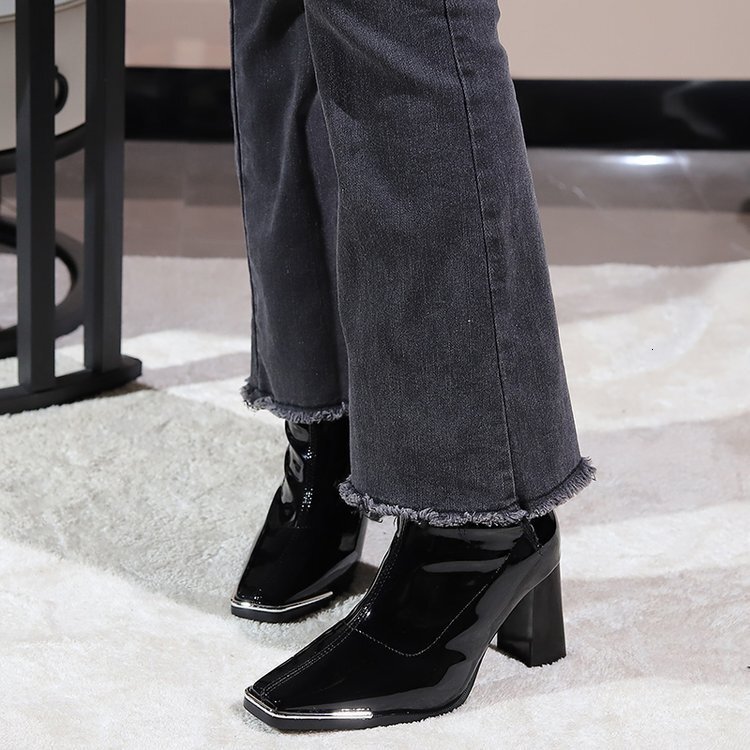 Black square toe high-heeled Martin boots for women, 2024 autumn and winter new item, patent leather temperament, slimming and versatile square heel s
