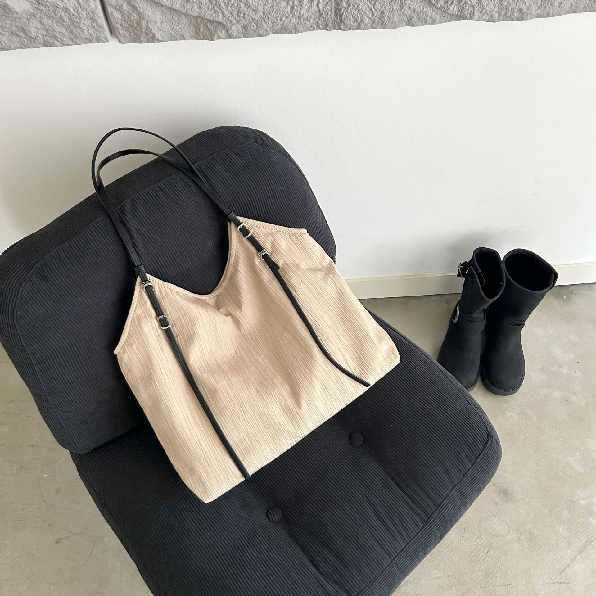 Korean Ins niche design tote bag for women, large capacity, relaxed texture, lightweight and casual shoulder bag 241015