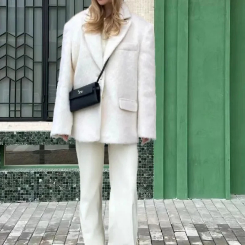 Autumn Elegant Single Breasted Lapel Plush Womens Coat Temperament Commuting Female Pocket Fashion Casual Loose Jacket 241018