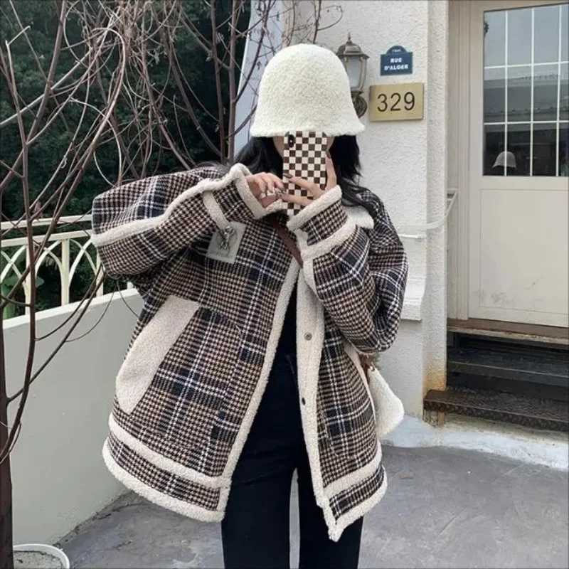 2023 new imitation lamb wool cotton-padded coat winter new retro design plaid warm womens jacketX241018