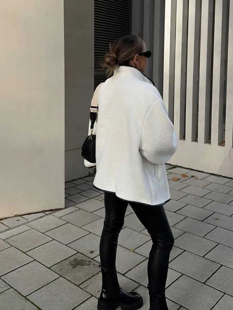 2024 New Fashion Bull Horn Buckle Lamb Wool Coat Women Chic Stand Collar Long Sleeve Warm Jacket Fall Winter Lady Loose OutwearX241018