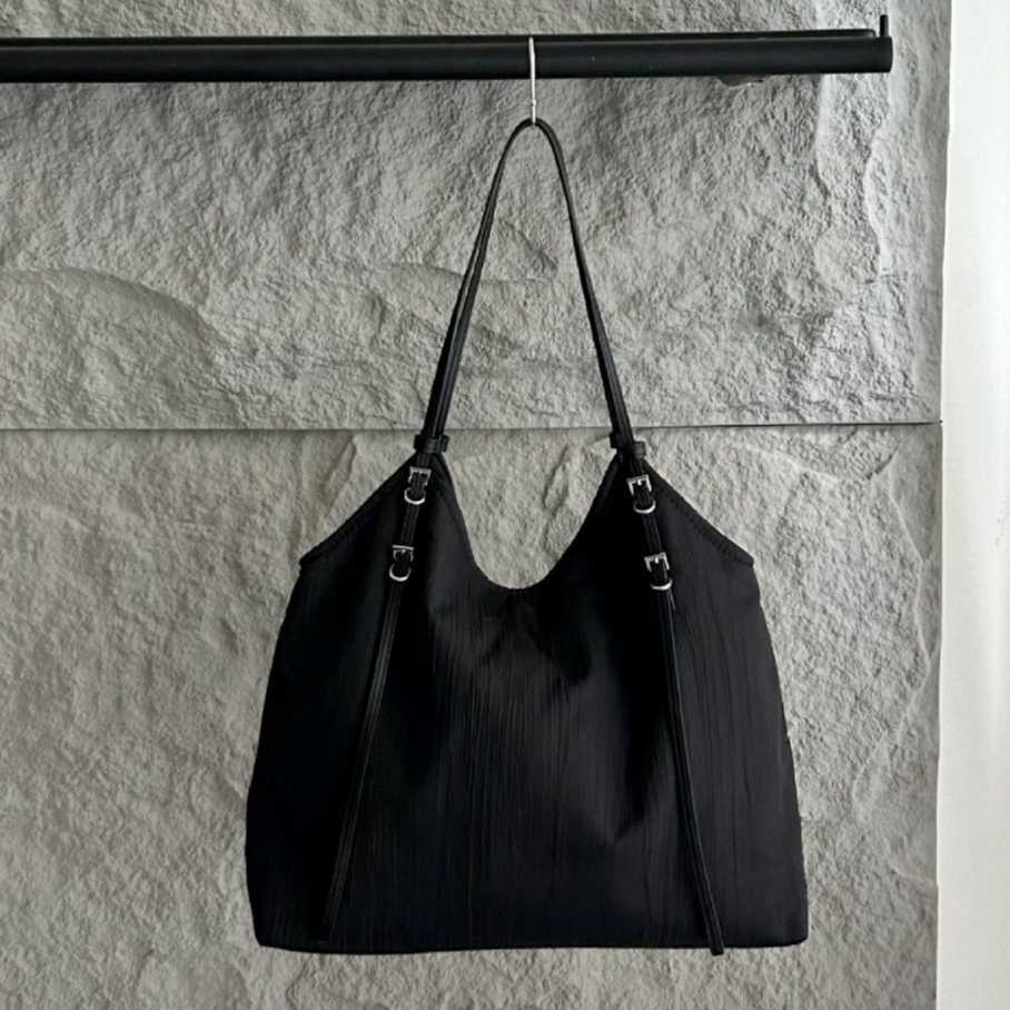 Korean Ins niche design tote bag for women, large capacity, relaxed texture, lightweight and casual shoulder bag 241015