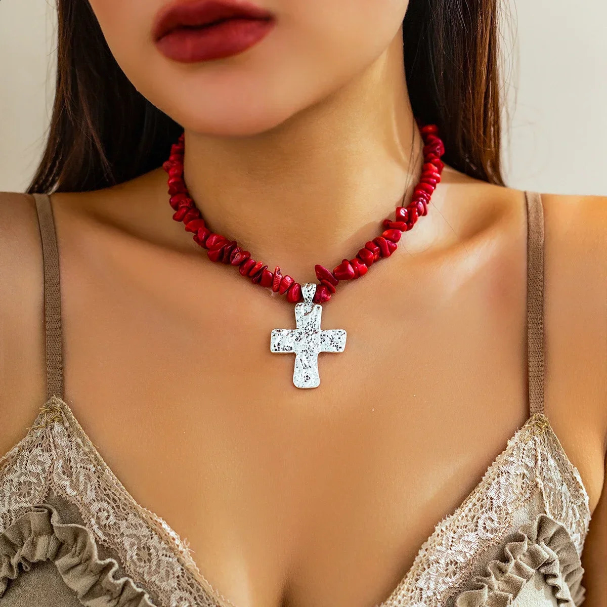 Punk natural stone beads with cross pendant necklace suitable for women. Irregular chip beads necklace hip-hop jewelry necklace girls 241018