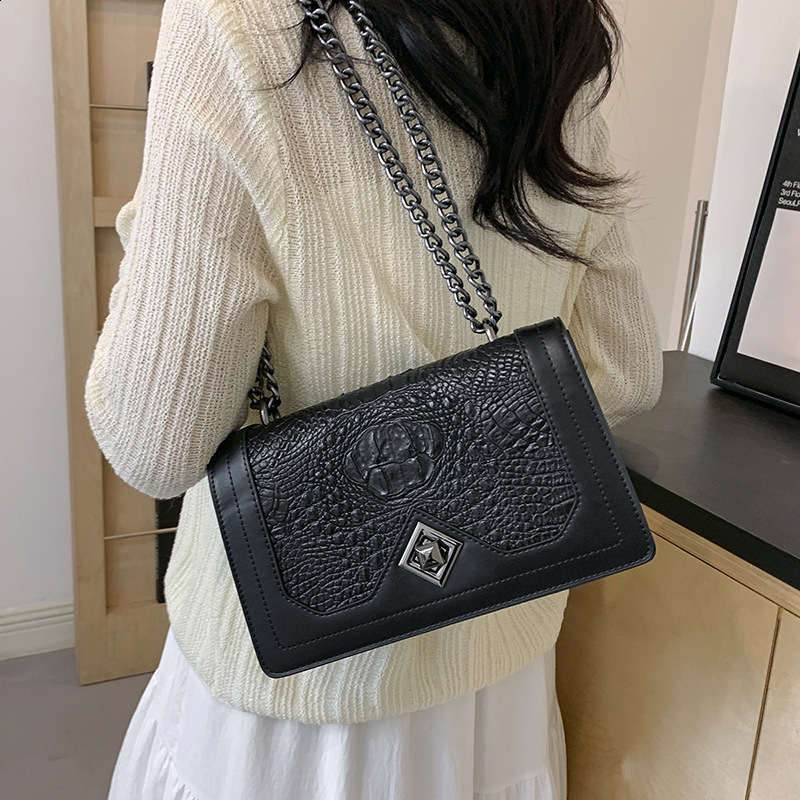 2025 New Fashionable Emed Pattern Chain Wine God Single Shoulder Cross Bag Bags