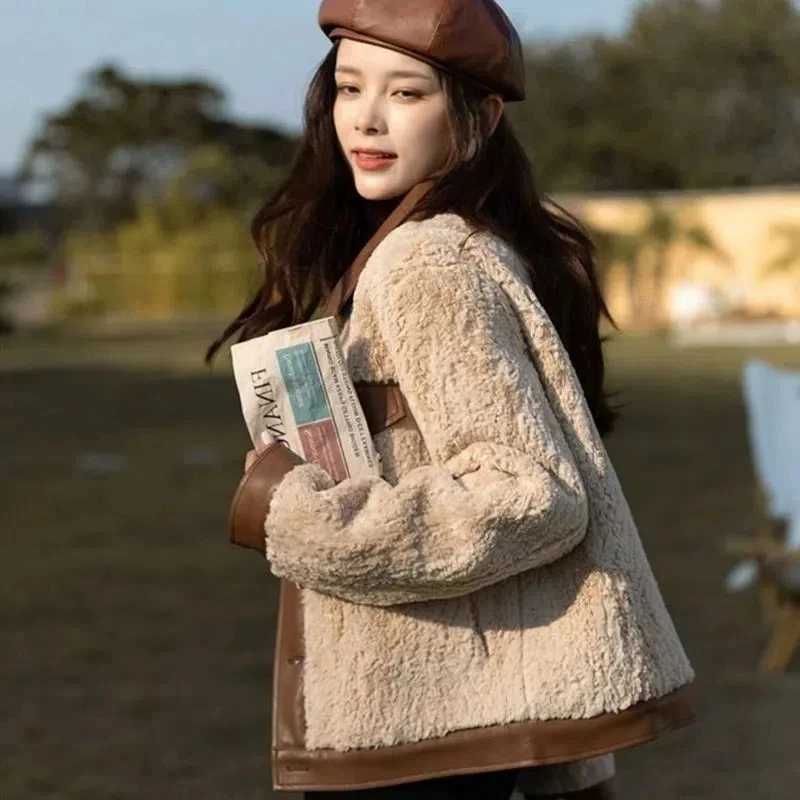 2023 New Autumn and Winter Thickened Thermal Fur Jacket Retro Jacket Small Fragrant PU Leather Splicing Lamb Coat Women Wool CoaX241018