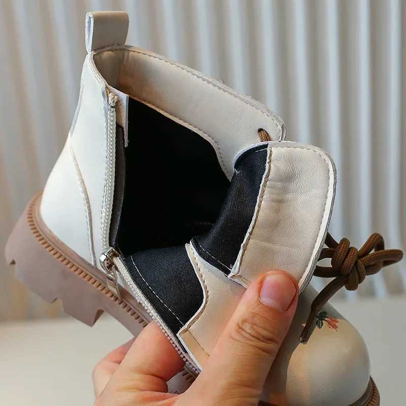 Boots Swt Childrens Ankle Boots Embroidered Childrens Leather Shoes Spring and Autumn Edition Fashion Lace Up Girls Short Botas H241018