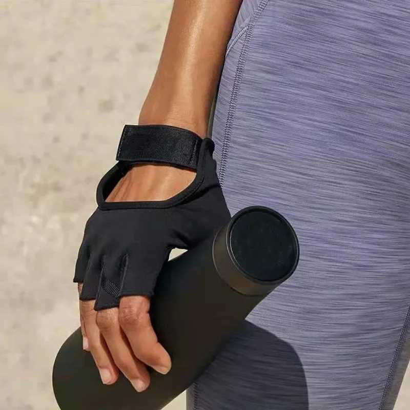 Womens sports yoga gloves are suitable for outdoor exercise. Non slip and shock-absorbing half finger gloves are durable and breathableW241018