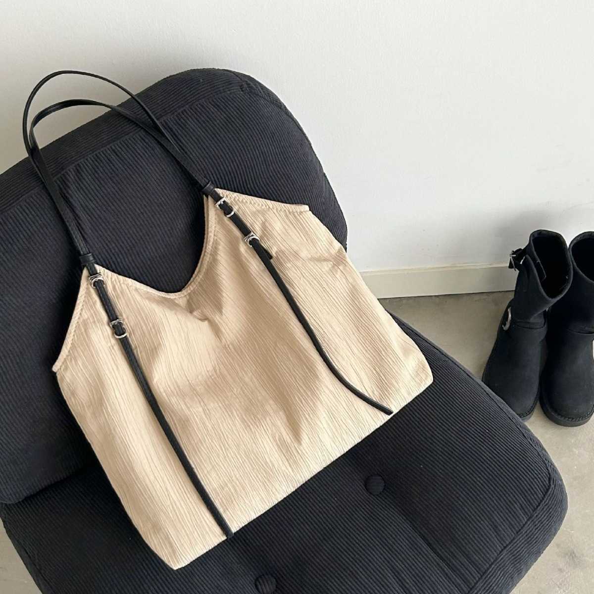 Korean Ins niche design tote bag for women, large capacity, relaxed texture, lightweight and casual shoulder bag 241015