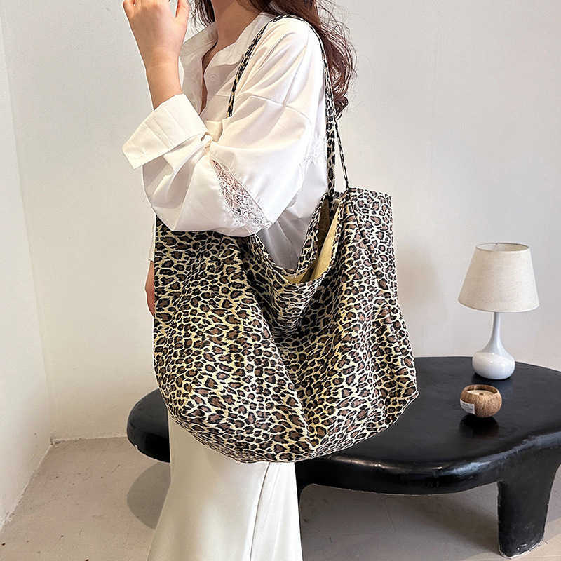 Large capacity tote bag, fashionable trendy leopard print women's bag, shoulder bag, artistic versatile denim canvas bag 241015
