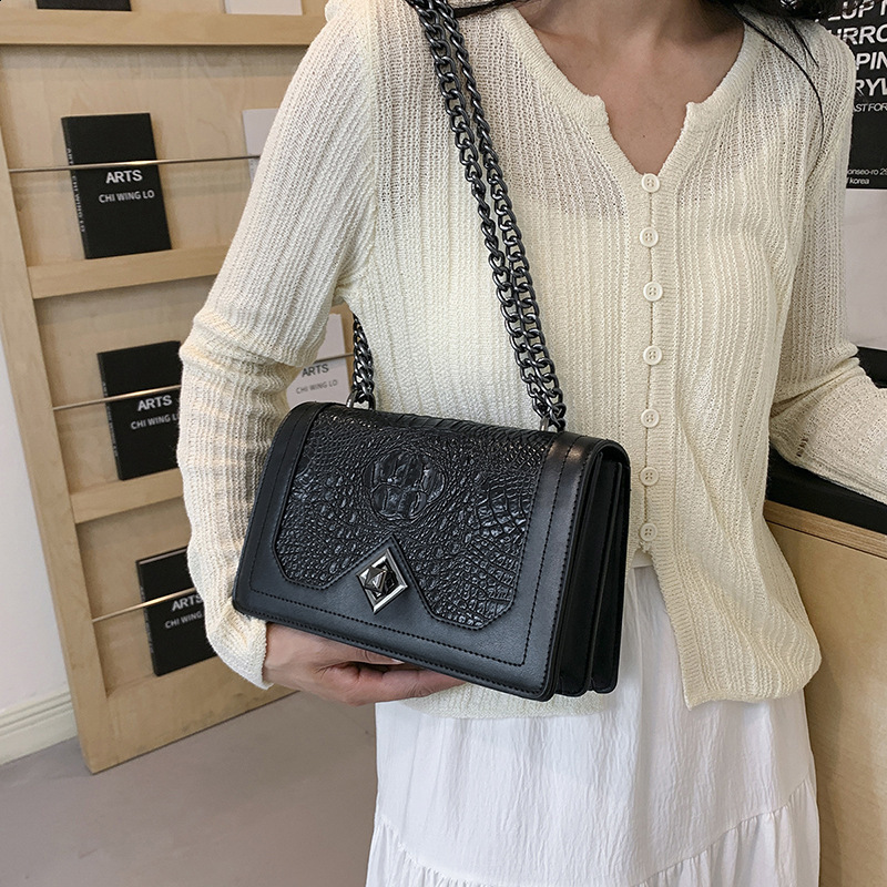 2025 New Fashionable Emed Pattern Chain Wine God Single Shoulder Cross Bag Bags