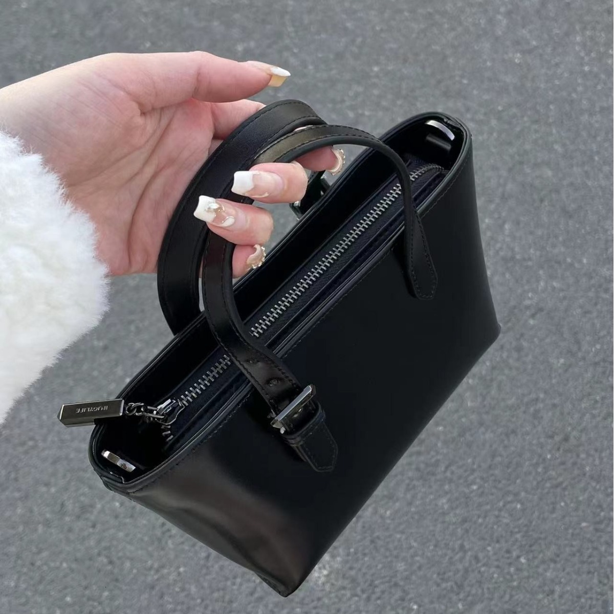 Black Women's 2024 New Tote Advanced Texture Niche This Year Popular Shoulder Crossbody Bag
