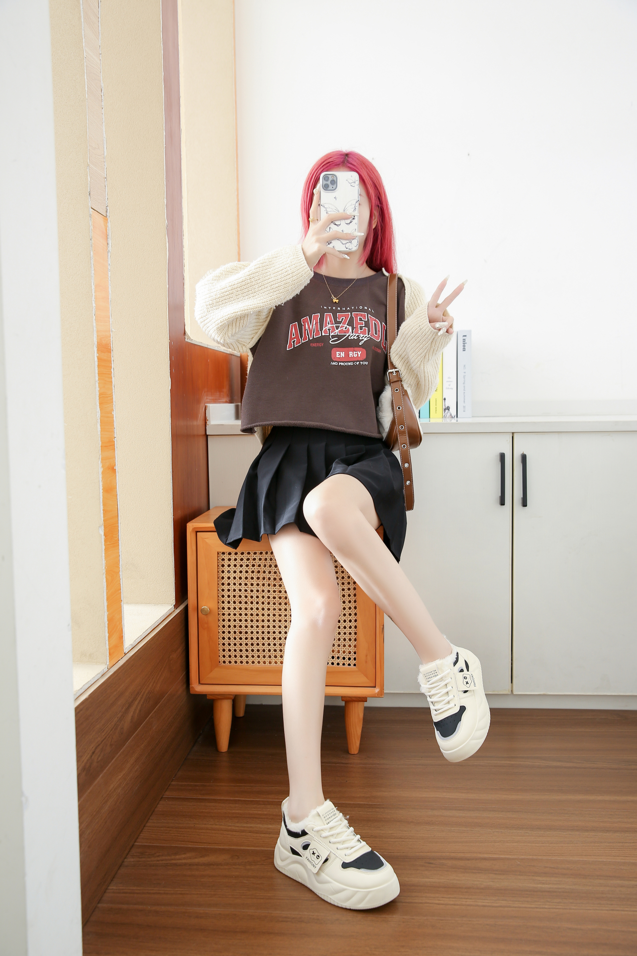Special promotion for women's sports shoes with comfortable interior anti slip and wear-resistant properties