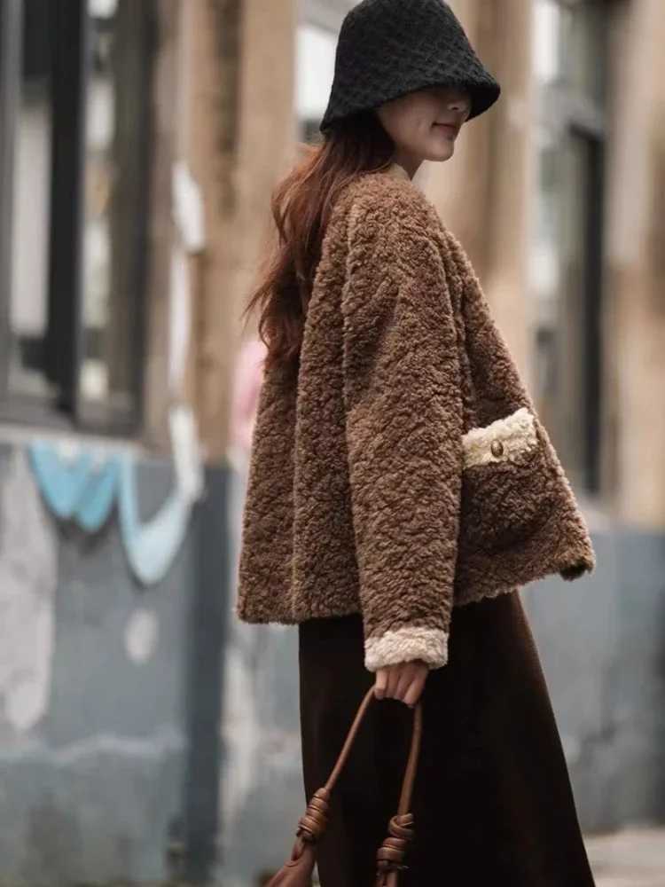 2024 Lamb Wool Short Jacket Women Autumn/winter Elegant French Style Tweed Cotton-padded Top Sensible Design round-neckX241018