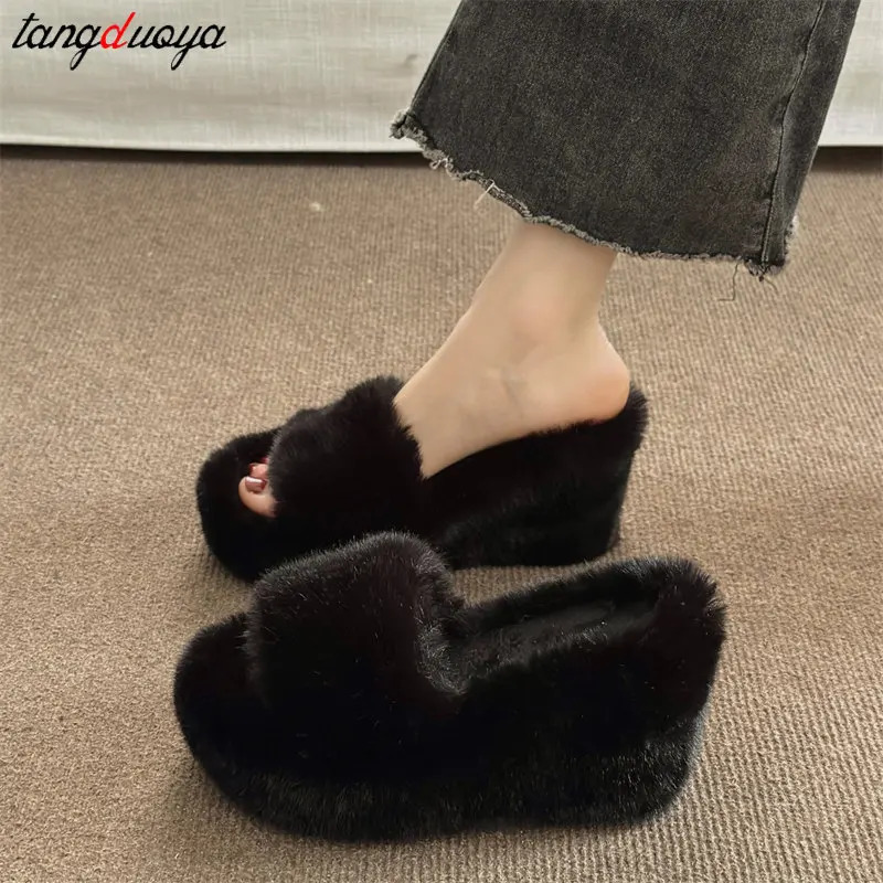 Wedge shaped fluffy slider womens 2024 home fur slider autumn winter womens short and chubby platform slider comfortable fuzzy indoor shoes241018