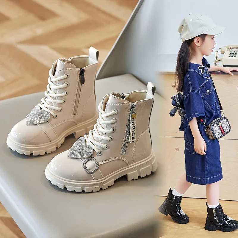 Boots Childrens ankle boots with side zipper Rhinestone Love 2023 girls boots direct shipping simple anti slip princess walkway childrens shoes PU H24
