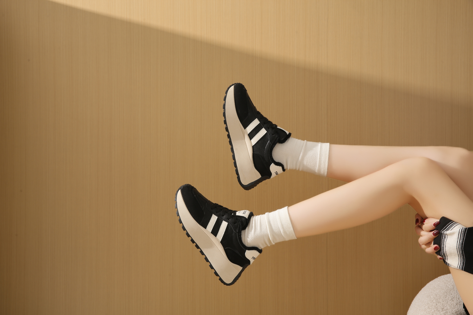 Lightweight and comfortable women's casual sports shoes