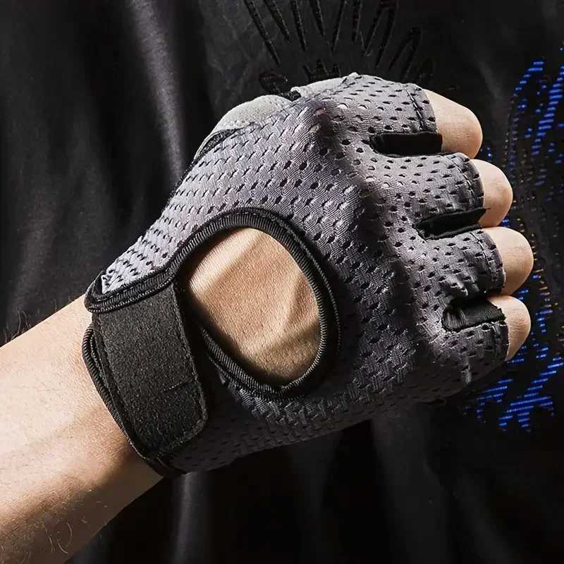 A pair of nylon half finger non slip gloves hollow breathable half finger gloves used for cycling fitness yogaW241018