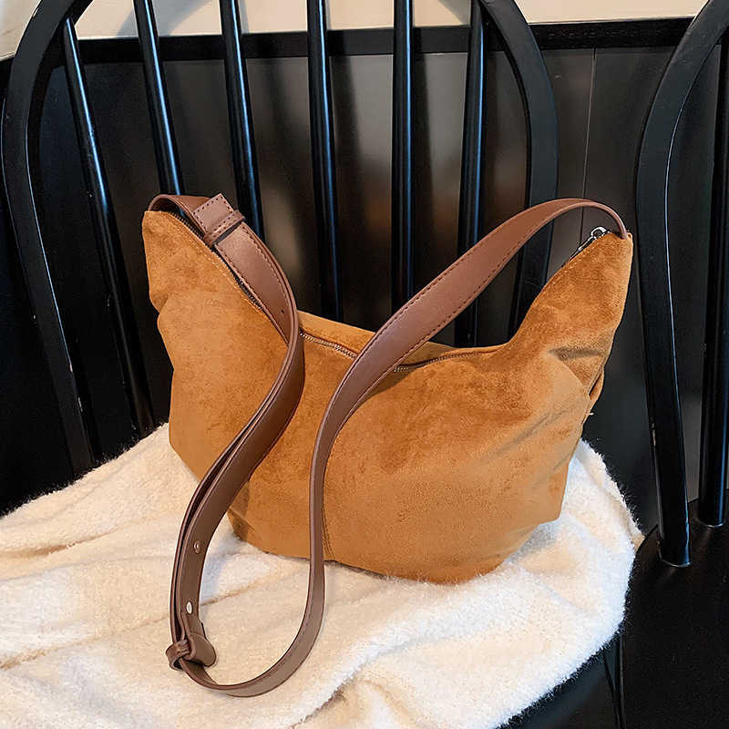 CMM Popular Niche Suede Bag for Women New Autumn and Winter Crossbody Bag Cow Horn Bag Casual Versatile Dumpling Bag