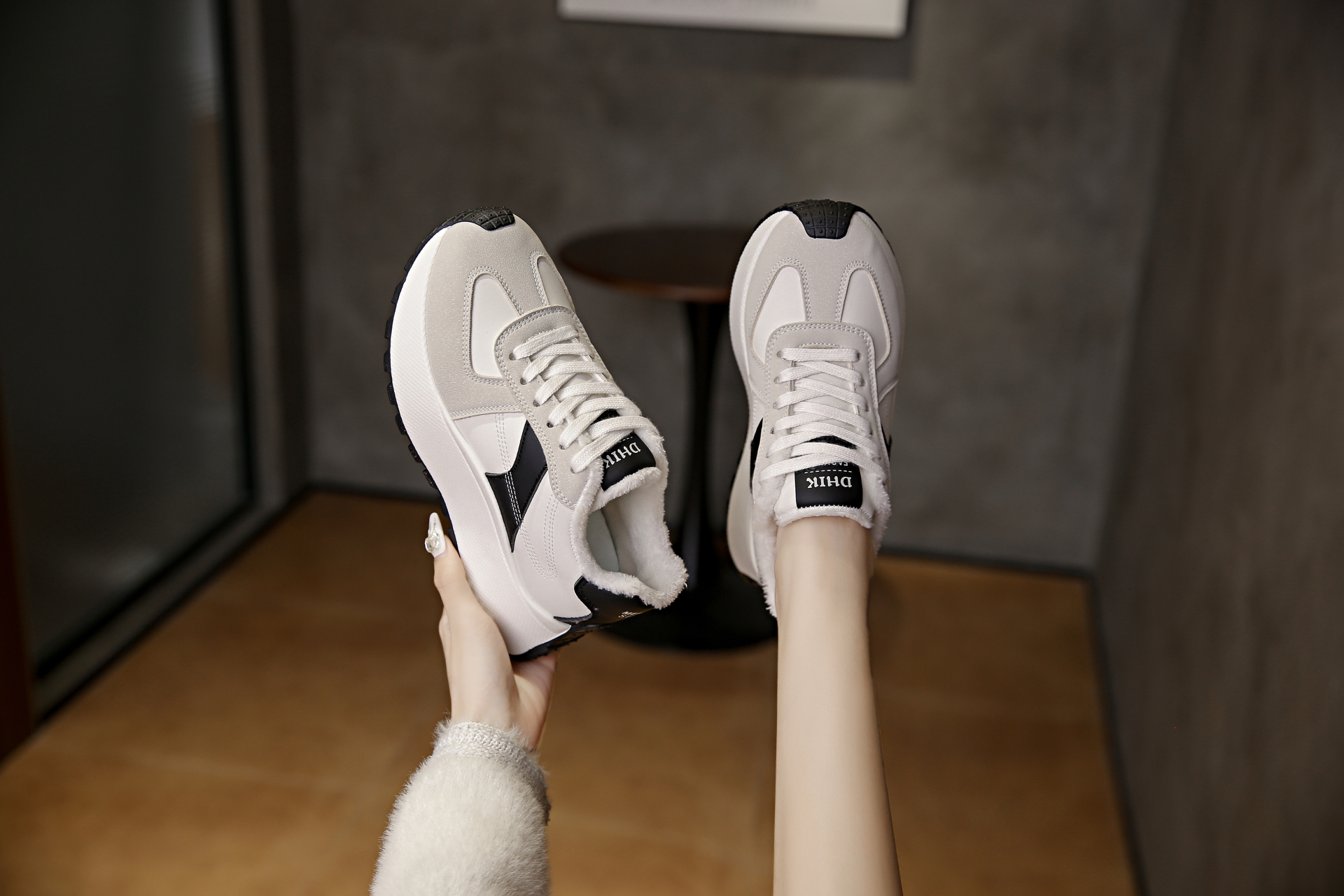Fashionable women's sports shoes and casual shoes