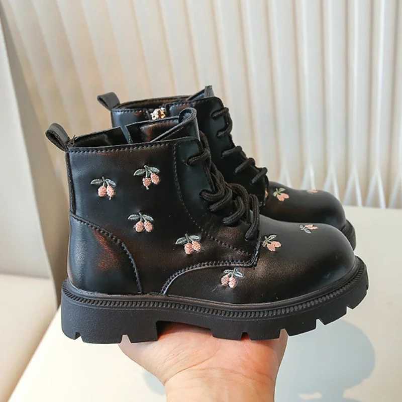 Boots Swt Childrens Ankle Boots Embroidered Childrens Leather Shoes Spring and Autumn Edition Fashion Lace Up Girls Short Botas H241018