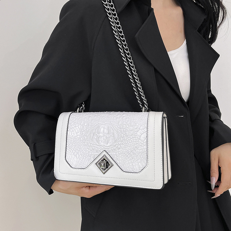 2025 New Fashionable Emed Pattern Chain Wine God Single Shoulder Cross Bag Bags