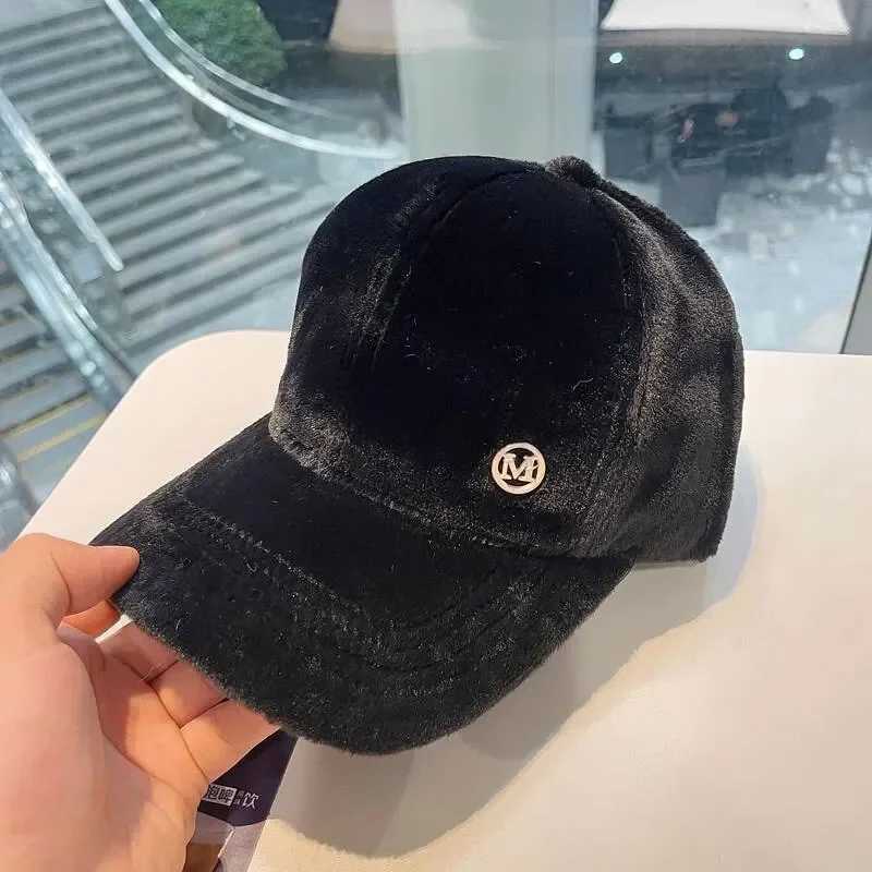 New M-letter Versatile Baseball Cap Women Autumn and Winter Thick and Warm Duckbill Cap Plush Snapback Hats X241018