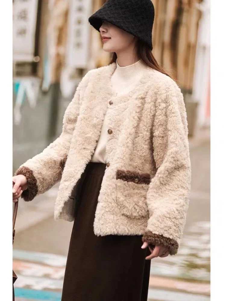 2024 Lamb Wool Short Jacket Women Autumn/winter Elegant French Style Tweed Cotton-padded Top Sensible Design round-neckX241018