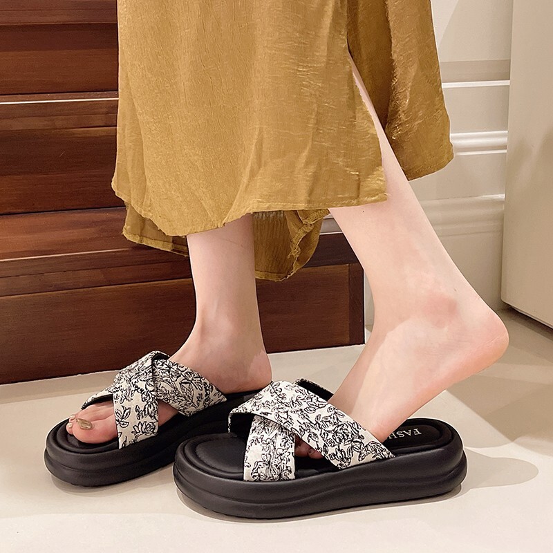 New Chinese Style Thick Soled Slippers For Women S Summer Outerwear Fashion New High End Beach Sandals With A Middle Heel Ddmythur