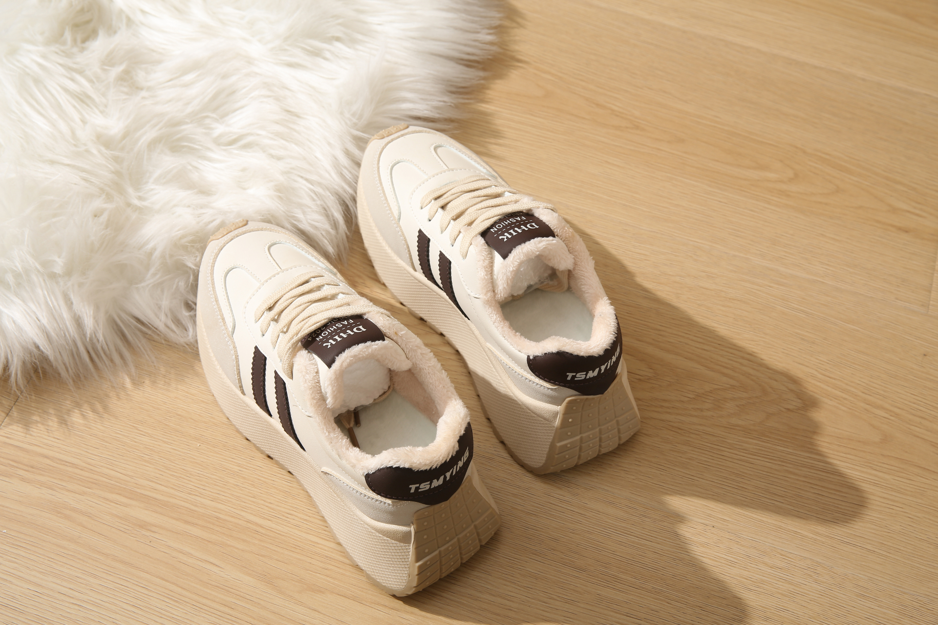 Lightweight and comfortable women's casual sports shoes