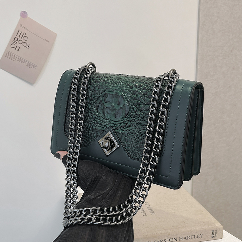 2025 New Fashionable Emed Pattern Chain Wine God Single Shoulder Cross Bag Bags