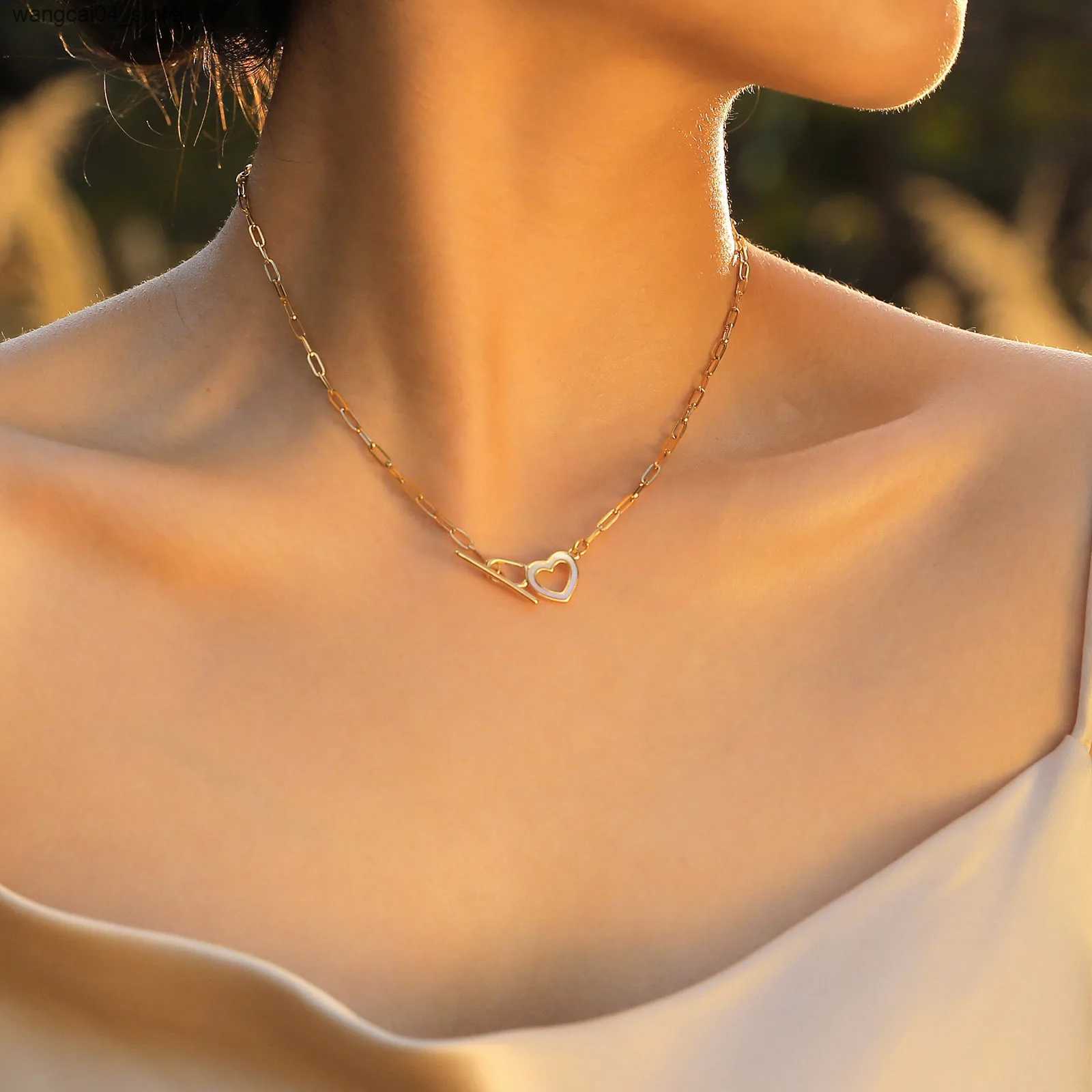 Chokers Vnox heart-shaped circular coin charm necklace womens paper clip chain necklace minimalist necklace with switch buckle L240910
