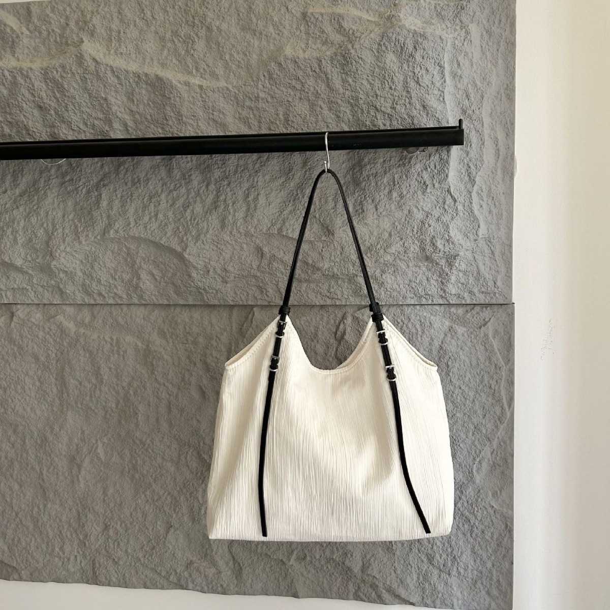 Korean Ins niche design tote bag for women, large capacity, relaxed texture, lightweight and casual shoulder bag 241015