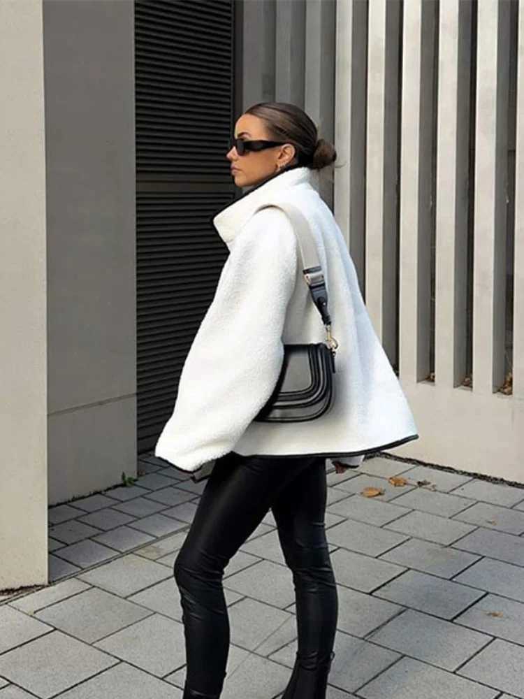 2024 New Fashion Bull Horn Buckle Lamb Wool Coat Women Chic Stand Collar Long Sleeve Warm Jacket Fall Winter Lady Loose OutwearX241018