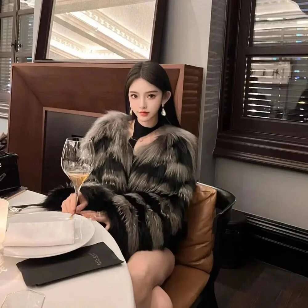 Natural Fox Fashion New Hot Selg Women's Coat Pure Short Round Neck Long Sleeve Warm Winter Clothing Real Fur Jacket