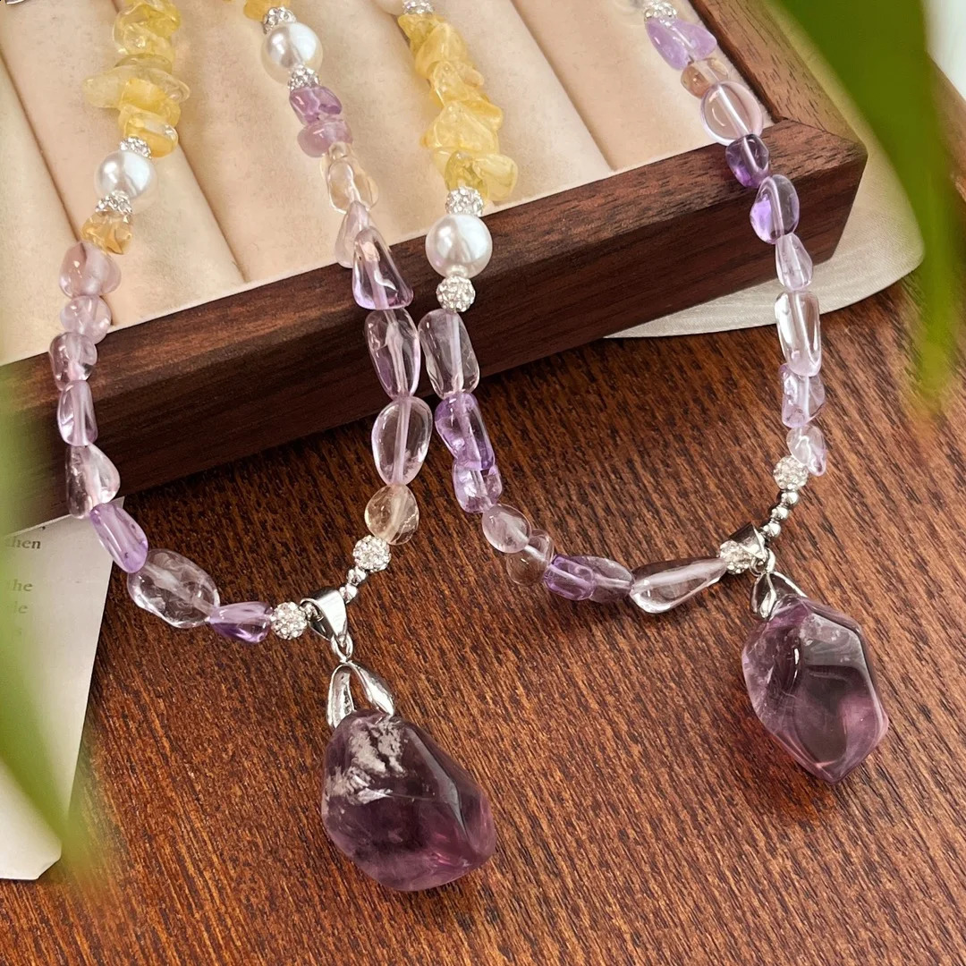 A pendant necklace for women. Irregular natural crystals. Beautiful n. Charm jewelry accessories. 241018