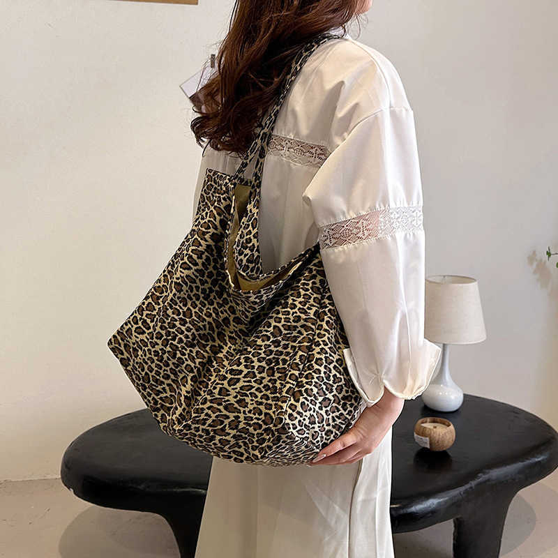 Large capacity tote bag, fashionable trendy leopard print women's bag, shoulder bag, artistic versatile denim canvas bag 241015