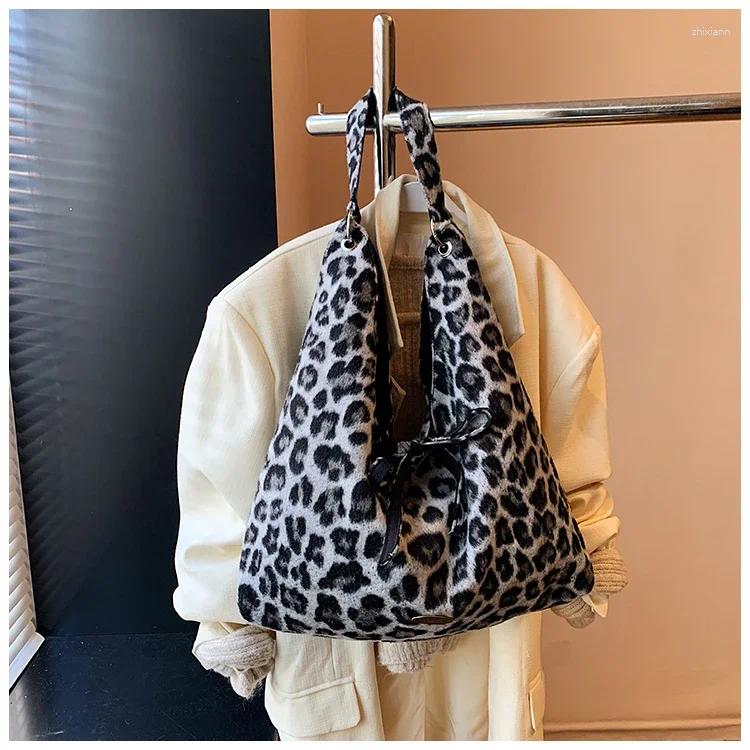 2025 NEW Hobo High Quality Leopard Print Women's Large Capacity Autumn And Winter Niche Crossbody Bag Casual Commuting Dumpg fashionable item zha