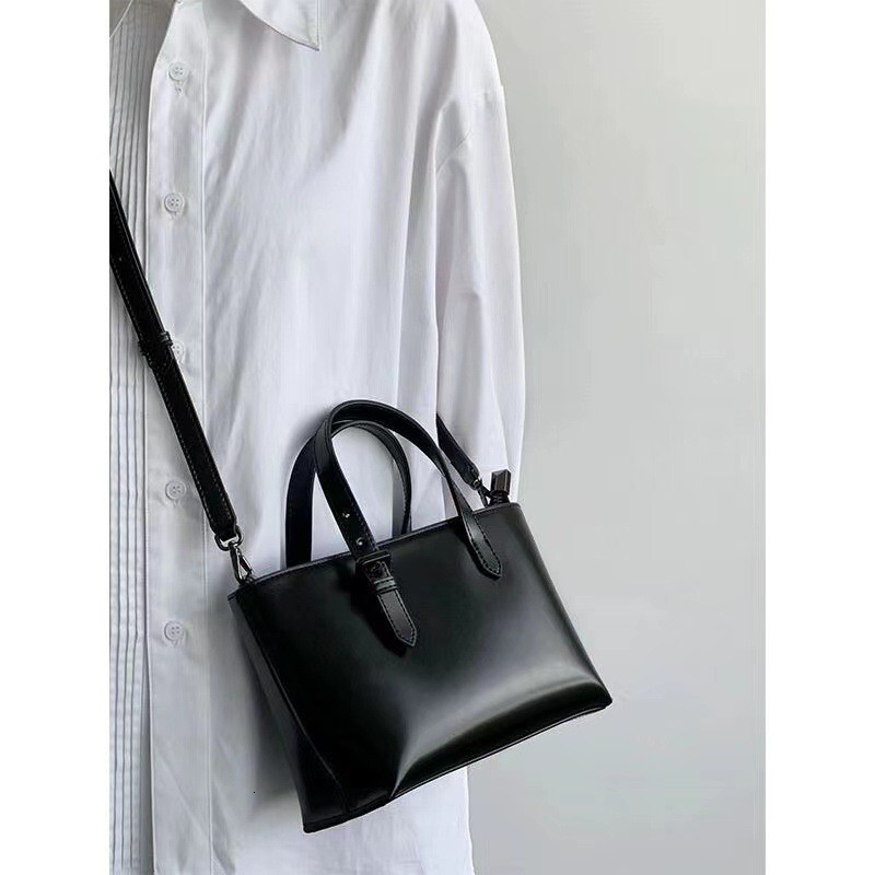 Black Women's 2024 New Tote Advanced Texture Niche This Year Popular Shoulder Crossbody Bag