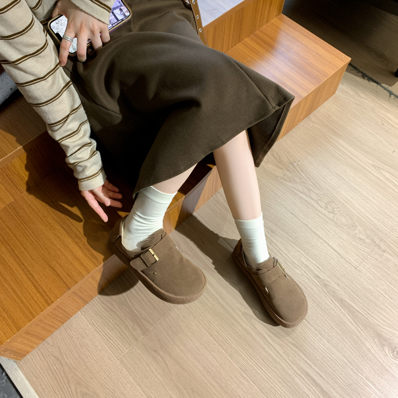 Elegant and minimalist women's snow boots