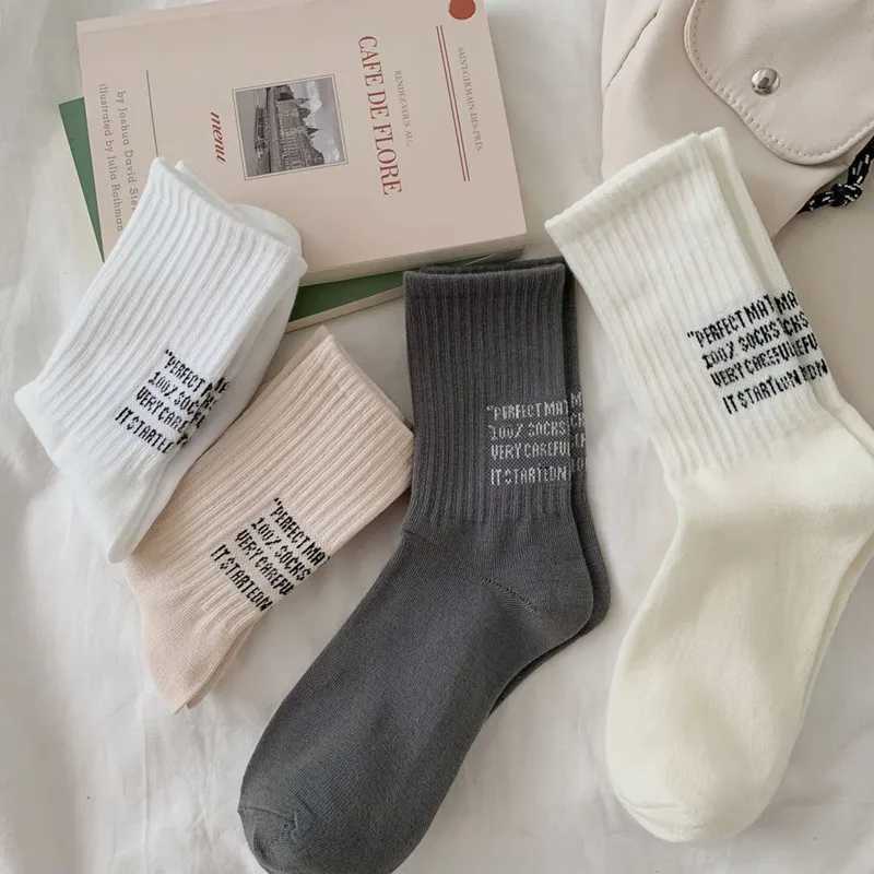 New White Autumn And Winter Socks Alphabet Long Tube Sports Socks Mens Couple Medium Tube Tide Socks Pure CottonXJ241019