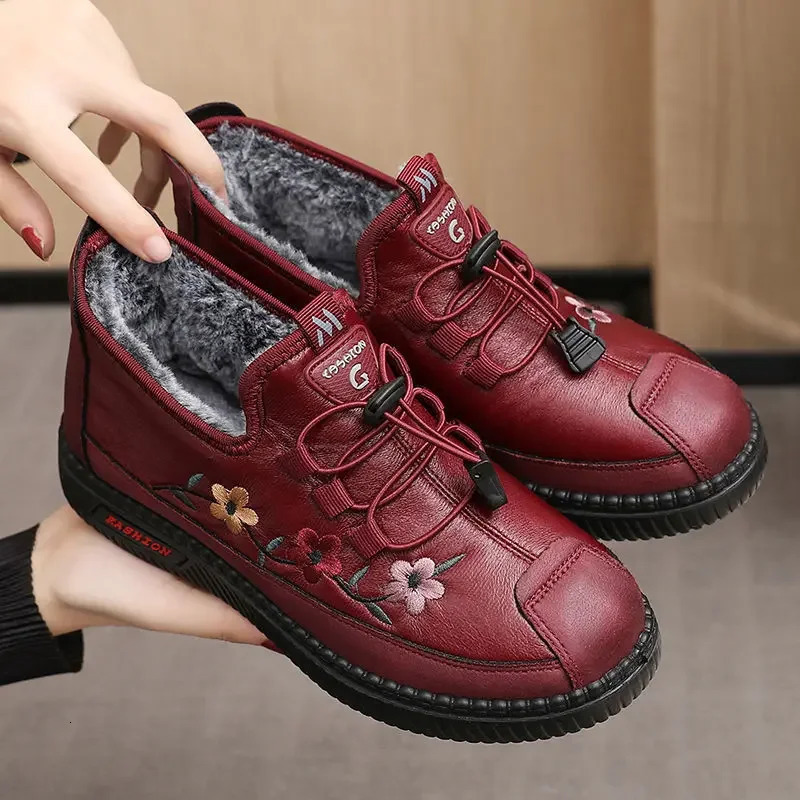 Leather and fur Moccasins womens sports shoes suitable for elderly women soft and comfortable Loafers Zapatos Mujer Chaussures 2024 241018