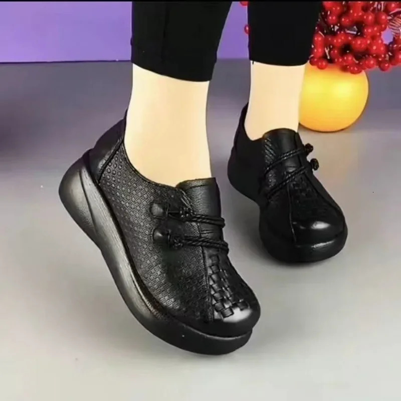 Retro round toe soft leather flat bottomed womens spring shoes are lightweight comfortable thick soled and suitable for middle-aged and elderly mother