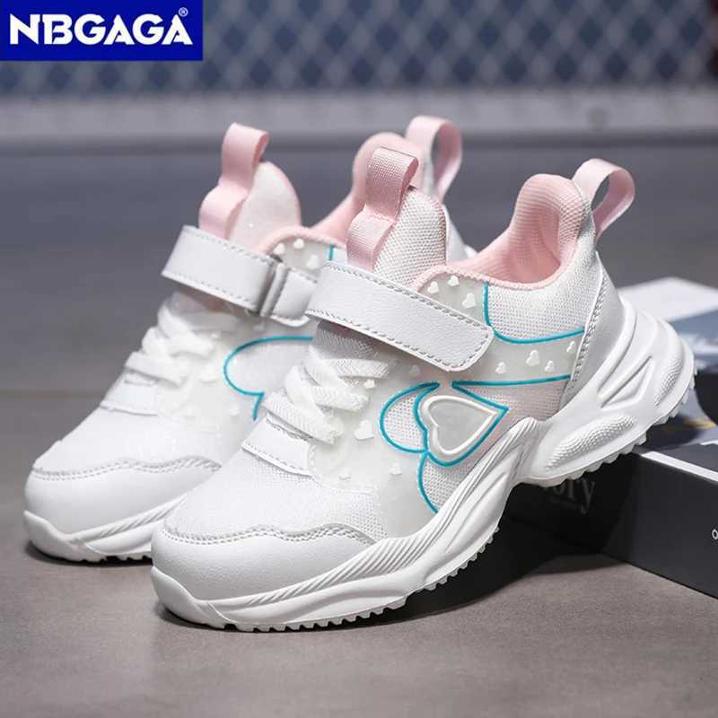 Athletic Outdoor Fashionable sports girls shoes breathable childrens Swt heart-shaped printed casual shoes lightweight childrens walking shoes anti sl