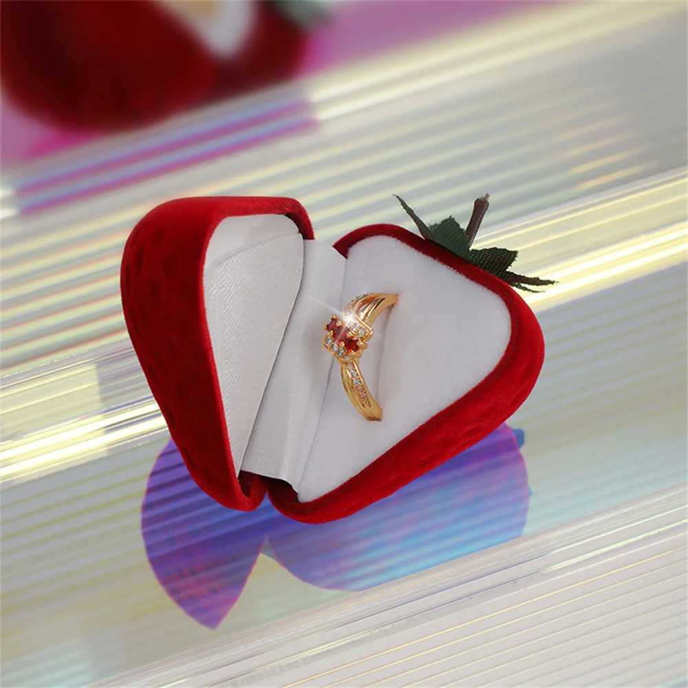 Velvet Red Strawberry Ring Box Romantic Wedding Jewelry Rack Box Plush Jewelry Display Box Valentines Day Gift W241019
