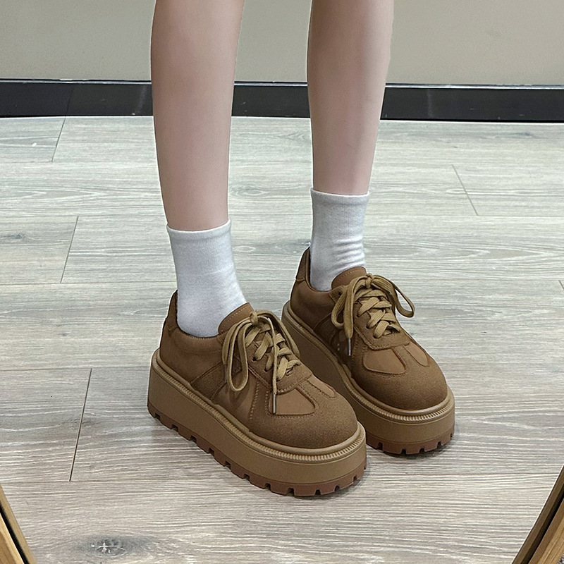 Sponge cake thick sole height increasing board shoes for women, 2024 autumn new versatile height increasing lightweight casual sports bread shoes