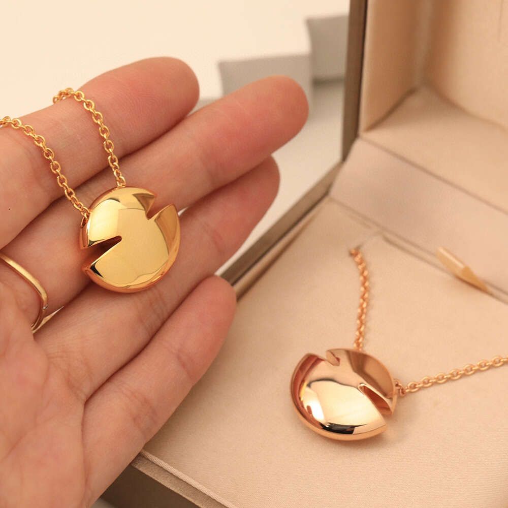 High quality Gold Circular Necklace Minimalist Womens Accessories Fashionable And Exquisite Pigeon Egg party Cool Classics 2025