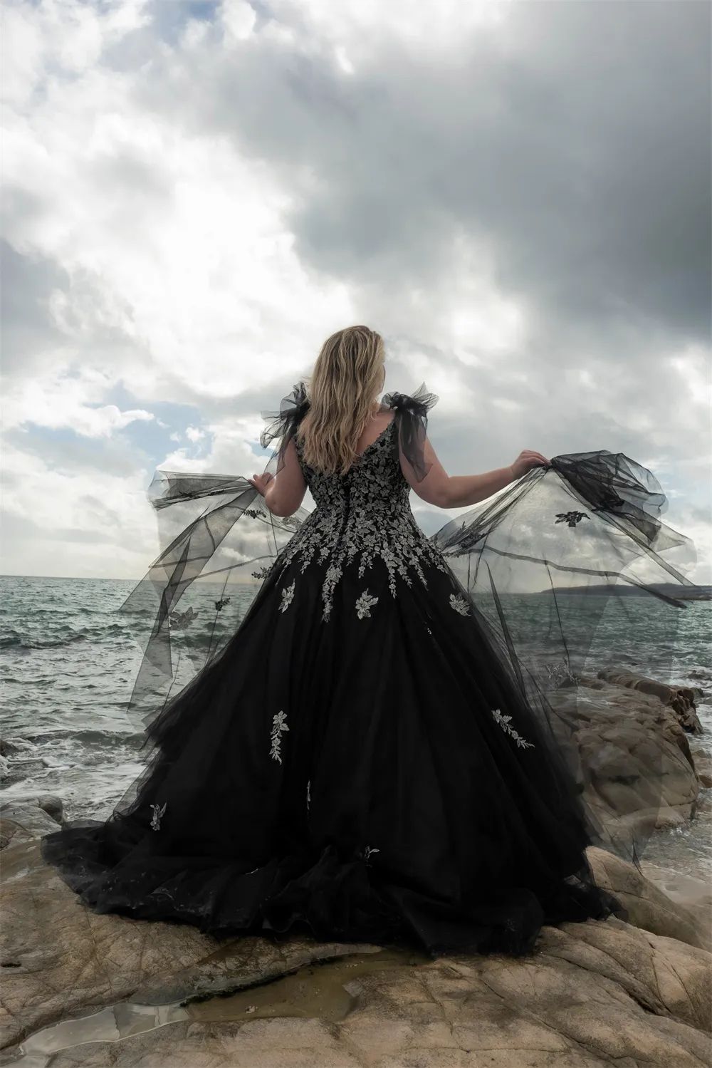 Outdoor A-Line Black And Gold Wedding Dresses Spaghetti Straps V-Neck Plus Size Bridal Gowns Lace Appliques Long Tulle Beach Bride Dress 2025 Gothic V