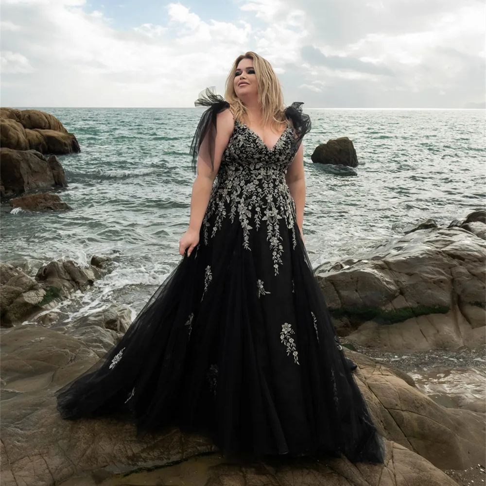 Outdoor A-Line Black And Gold Wedding Dresses Spaghetti Straps V-Neck Plus Size Bridal Gowns Lace Appliques Long Tulle Beach Bride Dress 2025 Gothic V